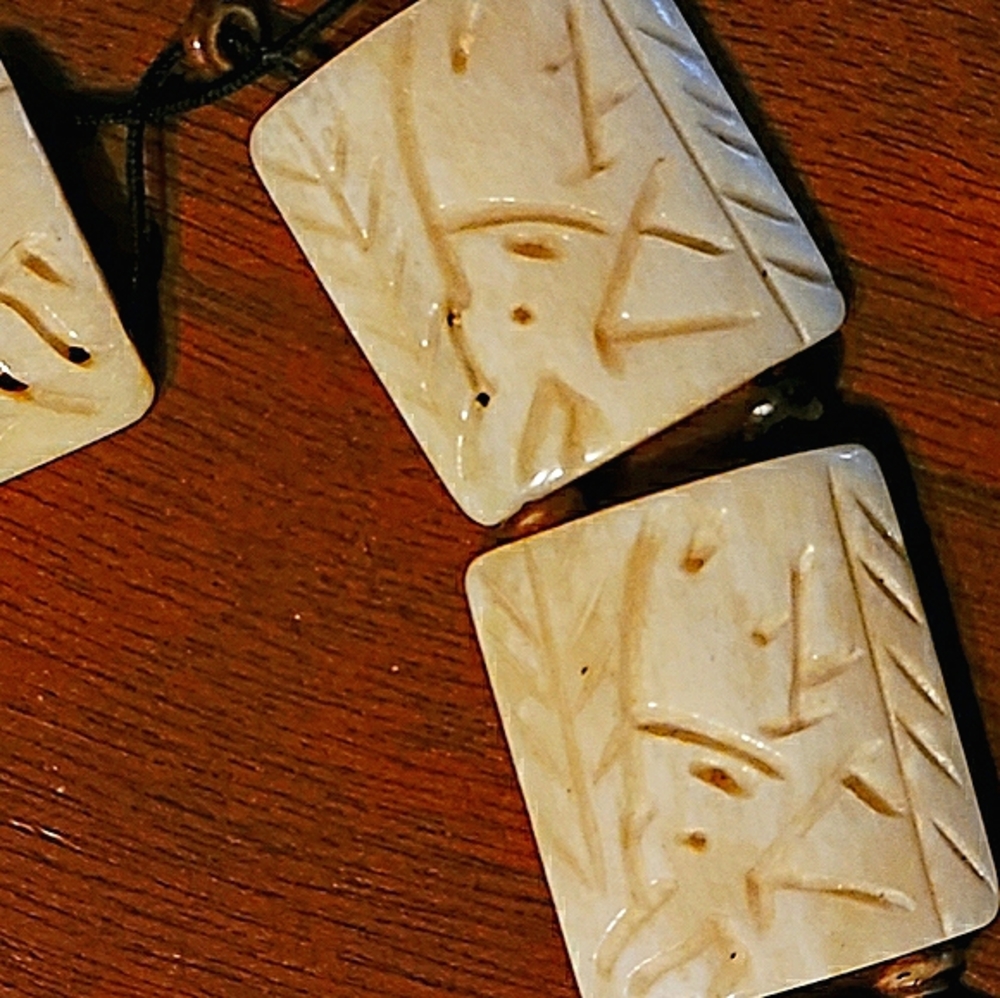 🔴 Carved Bone Bracelet - Picture 5 of 12